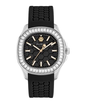 Die Philipp Plein The $pectre Analoguhr für Damen ist das perfekte Zeitmessgerät zum Tragen oder Verschenken. Das silberne 38 mm runde Gehäuse kombiniert mit dem bequemen schwarzen Silikonband sorgt dafür, dass Sie dieses atemberaubende Zeitmesser ohne Kompromisse genießen können. Angetrieben von einem hochwertigen Quarzwerk und wasserdicht bis 5 bar, wird Ihre Uhr weiter ticken. Alles, was sich eine Frau wünschen könnte. Diese Analoguhr verfügt über eine Funktion: Leuchtende Zeiger und leuchtende Zahlen. Hochwertiges 19 cm langes und 20 mm breites schwarzes Silikonarmband mit einer Schnalle. Gehäusedurchmesser: 38 mm, Gehäusehöhe: 8,85 mm, Gehäusefarbe: Silber und Ziffernblattfarbe: Schwarz.