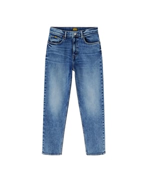Die Damenjeans von GAS sind eine perfekte Kombination aus Stil, Komfort und Qualität. Sie sind aus hochwertigen Stoffen gefertigt und bieten mit ihren modernen, vielseitigen Schnitten eine Passform, die die Silhouette unterstreicht. Sie sind in verschiedenen Waschungen und Details erhältlich und eignen sich ideal für lässige oder raffinierte Looks, die die Authentizität und die Aufmerksamkeit für das Design der Marke widerspiegeln.