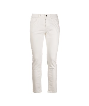 De Reign herenbroek is de perfecte combinatie van elegantie en comfort. Ze zijn gemaakt van hoogwaardige stoffen en bieden een optimale pasvorm en duurzaamheid. Verfijnde details, zoals de precieze afwerking en de keuze van fijne materialen, maken ze ideaal voor zowel werk als vrije tijd. Een veelzijdig en stijlvol kledingstuk dat niet mag ontbreken in de garderobe van elke man.