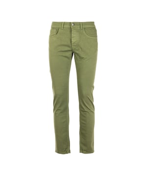 De Reign herenbroek is de perfecte combinatie van elegantie en comfort. Ze zijn gemaakt van hoogwaardige stoffen en bieden een optimale pasvorm en duurzaamheid. Verfijnde details, zoals de precieze afwerking en de keuze van fijne materialen, maken ze ideaal voor zowel werk als vrije tijd. Een veelzijdig en stijlvol kledingstuk dat niet mag ontbreken in de garderobe van elke man.