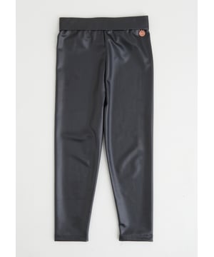 Eloise high shine legging. Girls. add edge to your new-season style with these leather-look leggings. Super stretchy and high waisted. Team with cosy knits or woven tops. layer with aviator jackets and your lace up boots and rock your autumn style! Angel & Rocket cares – made with recyecled polyester Colour :   About me: 95% Polyester 5% elastane Look after me – Think planet. wash at 30c.