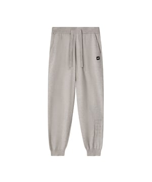 De GAS herenbroek combineert eigentijdse stijl en comfort, ideaal voor elke gelegenheid. Ze zijn gemaakt van hoogwaardige stoffen en bieden een perfecte pasvorm en fijne details, geschikt voor zowel casual als formele looks. Veelzijdig en essentieel in ontwerp, weerspiegelen ze de authenticiteit van het merk, ontworpen voor mannen die praktisch en stijlvol zoeken in een tijdloos kledingstuk.
