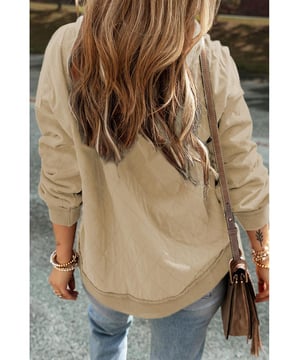 Geschlechtsneutrale Parchment Stepp-Patchwork-Hoodie mit offenliegenden Nähten. Einzigartiges gestepptes Patchwork-Design mit offenliegenden Nähten. Hergestellt aus hochwertigen Materialien für Komfort und Langlebigkeit.