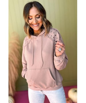 Fucsia Color Sólido  
Detalles de Tachuelas  
Manga Raglán  
Sudadera con Bolsillo  
Práctico Bolsillo Tipo Canguro  
Materiales de Calidad para Comodidad y Durabilidad  
Disponible en Varias Tallas