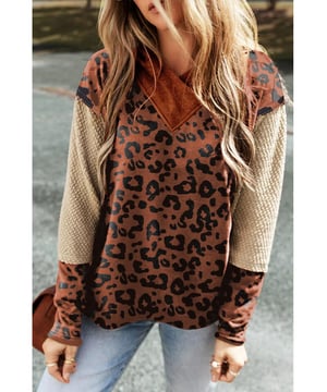 Bruine Textuur Geweven Patchwork Luipaard Hoodie  
Textuur gebreide stof en luipaardprint silhouet  
Crossover V-hals voegt een extra unieke stijl toe  
Wild en modebewust voor de luipaardprint  
Past goed bij elke modieuze broek  
Beschikbaar in de maten S t/m XL  
Materiaal: 100% Polyester