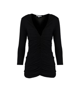 Met een diepe V-hals die de halslijn subtiel benadrukt en elegantie en vrouwelijke charme toevoegt aan elke stylingcombinatie.

De nauwsluitende snit benadrukt perfect het silhouet en biedt comfort en zelfvertrouwen in elke situatie.

Met een gerimpelde voorkant die het kledingstuk een uniek karakter en luchtigheid geeft en een indrukwekkend spel van licht en schaduw op het materiaal creëert.

Met 3/4-mouwen die een uitstekende keuze zijn voor elk seizoen en functionaliteit combineren met een modieuze look.

Een merkdetail bij de hals, dat een subtiele uitdrukking is van kwaliteit en prestige en discreet het merk van het product benadrukt.

Gemaakt van hoogwaardige stof die niet alleen prettig aanvoelt, maar ook vele seizoenen lang meegaat en vormvast is.
