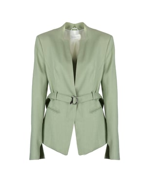 Abrochada con broche, esta elegante ropa ofrece no solo comodidad sino también un aspecto estiloso que se adapta perfectamente tanto para el día a día como para ocasiones especiales.

El corte ajustado destaca la silueta, añadiendo elegancia y confianza, al mismo tiempo que proporciona libertad de movimiento, lo cual la hace una opción ideal para diversas ocasiones.

Con un cinturón con hebilla decorativa, que no solo llama la atención, sino que también permite un ajuste perfecto a la cintura, añadiendo un carácter refinado al conjunto.

Con dos bolsillos en el frente, que ofrecen practicidad y espacio para pequeños objetos, sin alterar el elegante aspecto del atuendo completo.

En la nuca, un adorno metálico añade un sutil toque de lujo que atrae miradas y subraya la exclusividad de este diseño.

Elementos metálicos en color plata introducen un toque moderno, combinando perfectamente con el resto de los detalles, creando una armonía en el conjunto.

Con forro y acolchados que garantizan el confort durante el uso y un perfecto ajuste en la silueta, asegurando que el conjunto se vea impecable durante todo el día.

Confeccionada en tela de alta calidad con adición de lino, lo que garantiza durabilidad y transpirabilidad, al mismo tiempo que añade un elegante aspecto que encanta.

Producida en Italia, lo que garantiza la máxima calidad de fabricación y atención a cada detalle, combinando tradición con estilo moderno.