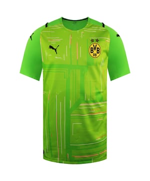 Das grüne Puma Borussia Dortmund Fußballoberteil für Herren ist ein dynamisches und stylisches Fußballbekleidungsstück, das für Fans und Spieler gleichermaßen entworfen wurde, die ihre Unterstützung für einen der erfolgreichsten Fußballvereine Deutschlands zeigen möchten. Dieses Oberteil wurde mit Blick auf Leistung und Komfort gefertigt und eignet sich perfekt für Trainingseinheiten, in der Freizeit oder um Ihre Treue zu Borussia Dortmund zu zeigen. Wichtige Eigenschaften: Offizielles Borussia Dortmund Design: Mit dem legendären Vereinswappen von Borussia Dortmund repräsentiert dieses Oberteil Ihre Loyalität zum Team und ist damit ein Must-have für Fans. Atmungsaktives Material: Das mit der DryCell-Technologie von Puma hergestellte Material leitet Schweiß ab und hält Sie auch bei intensivem Training oder an heißen Spieltagen trocken und komfortabel. Leicht und komfortabel: Die leichte Konstruktion gewährleistet uneingeschränkte Bewegungsfreiheit, während sich das weiche Material angenehm auf der Haut anfühlt, wodurch es ideal für auf und neben dem Spielfeld ist. Moderne grüne Farbgebung: Das kräftige grüne Design verleiht Ihrer Fußballgarderobe einen frischen Look und bietet eine einzigartige Alternative zu traditionellen Vereinsfarben, die trotzdem sportlich und stylisch bleibt. Raglanärmel: Das Raglanärmel-Design verbessert die Beweglichkeit und verleiht dem Oberteil einen modernen, athletischen Look. Gleichzeitig gewährleistet es volle Bewegungsfreiheit beim Spielen. Puma- und BVB-Branding: Das Oberteil trägt das klassische Puma-Logo und das Borussia-Dortmund-Abzeichen prominent auf der Brust und präsentiert beide Markennamen mit Stolz. Ob beim Spiel, Training oder einfach nur beim Zeigen Ihrer Unterstützung – das grüne Puma Borussia Dortmund Herren-Fußballoberteil ist die perfekte Wahl für jeden Fan und Spieler, der Wert auf Komfort, Stil und eine echte Verbundenheit zum Verein legt.