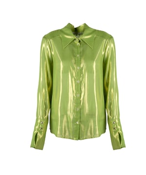 El diseño simple de esta blusa hace que sea extremadamente versátil y adecuada para muchos estilos, desde los diarios hasta los más elegantes, asegurando al mismo tiempo comodidad durante todo el día.

Con un cuello que añade clase y sofisticación, esta blusa se convierte en la elección ideal para reuniones de negocios o salidas nocturnas, combinando elegancia y modernidad.

Abrochada con botones con logotipo, que no solo son prácticos sino que también añaden un sutil toque de lujo, haciendo que cada detalle de esta blusa esté cuidadosamente pensado.

Adornada con un hilo metálico que brilla delicadamente bajo la luz, añadiendo un encanto único a la blusa y haciendo que atraiga las miradas en cualquier situación.

Los puños se abrochan con botones decorativos con el logo de la marca, que constituyen un elegante acento, destacando el cuidado por los detalles y el prestigio de esta blusa excepcional.

Hecha de un tejido de seda transparente de alta calidad, que no solo es agradable al tacto sino que también permite que la piel respire, asegurando comodidad incluso en los días más calurosos.