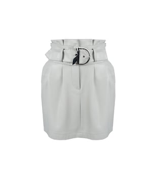 Una falda corta de corte simple es la opción perfecta para aquellos que valoran la clásica, y al mismo tiempo desean añadir un toque de chic moderno a su armario; su diseño minimalista hace que se combine perfectamente tanto con estilos casuales como con los más elegantes, ofreciendo posibilidades de moda ilimitadas.

Con pinzas que sutilmente resaltan la figura, esta falda no solo proporciona un ajuste perfecto, sino que también añade un toque de sofisticación, lo que la hace ideal para cualquier ocasión.

Con dos bolsillos laterales, que no solo añaden funcionalidad, sino que también resaltan su carácter moderno, ofreciendo espacio para pequeños objetos que siempre es bueno tener a mano.

Cierre con broches a presión y cremallera, lo que no solo proporciona comodidad al vestir, sino también la seguridad de que siempre permanecerá en su lugar, sin importar la intensidad del día o la diversión nocturna.

Con un cinturón con una hebilla decorativa, que añade un toque de elegancia al conjunto y permite un sutil acento en la cintura, siendo al mismo tiempo un destacado atractivo que capta la mirada y añade carácter a cualquier estilo.

Hecha de cuero ecológico de alta calidad, esta falda no solo es amigable con el medio ambiente, sino también excepcionalmente duradera y fácil de cuidar, lo que la convierte en la opción ideal para aquellos que valoran una moda sostenible sin comprometer el estilo.
