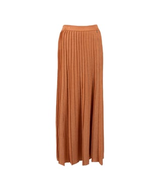 Der einfache Schnitt dieses Rocks macht ihn extrem universell, ideal sowohl für den Alltag als auch für formellere Anlässe, wobei er jeder Stilisierung Eleganz verleiht.

Mit einem elastischen Bund bietet er nicht nur Tragekomfort, sondern auch eine perfekte Anpassung an die Silhouette, was ihn zur idealen Wahl für Menschen macht, die Komfort schätzen.

Die plissierte Struktur, verziert mit metallischem Garn, verleiht dem Rock einen einzigartigen Glanz und subtilen Charme, zieht Blicke auf sich und verleiht ihm einen besonderen Charakter.

Am Bund ein markenspezifisches Detail stellt einen eleganten Akzent dar, der die Qualität der Verarbeitung und den Prestige der Marke hervorhebt und dem Rock einen unverwechselbaren Stil verleiht.

Aus hochwertigem Stoff gefertigt, ist der Rock nicht nur langlebig, sondern auch angenehm zu berühren, was das Tragen zu einem wahren Vergnügen macht.