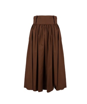 Un corte simple que realza perfectamente la figura, hace que esta falda no solo sea elegante, sino también versátil, adecuada para muchas configuraciones en diferentes ocasiones.

Cierre lateral con cremallera con un detalle de marca que le añade exclusividad y subraya sutilmente el carácter único del diseño, mientras garantiza comodidad y facilidad al vestirse.

Con pinzas que modelan perfectamente el corte, asegurando un ajuste ideal a la figura y destacando las líneas naturales del cuerpo, lo que la hace extremadamente femenina.

Con dos bolsillos insertados que agregan practicidad y funcionalidad, permitiendo el almacenamiento discreto de pequeños objetos como llaves o teléfono, sin perder elegancia.

Con una abertura en el lado izquierdo que le añade ligereza y libertad de movimiento, y también revela sutilmente la pierna, añadiendo un carácter sensual al conjunto.

Fabricada con tela de alta calidad, que no solo es duradera y resistente a las arrugas, sino también agradable al tacto, asegurando comodidad durante todo el día.

Producida en Italia, lo que garantiza la más alta calidad de fabricación y atención al detalle, siendo sinónimo de lujo y excelente artesanía.