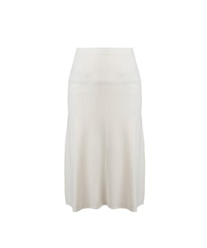 La falda de punto es una excelente opción para mujeres que valoran la comodidad y el estilo, ideal para incorporar tanto en atuendos cotidianos como en estilismos más formales.

Su corte sencillo garantiza versatilidad, permitiendo combinarla fácilmente con diversos elementos del vestuario, desde blusas elegantes hasta camisetas casuales.

Con una goma cosida en la cintura, la falda no solo ofrece comodidad, sino también un ajuste perfecto al cuerpo, resaltando sus atributos sin sensación de opresión.

Un detalle de marca en la cintura le añade un carácter único, destacando sutilmente el estilo de la marca y agregando un toque de lujo a cada conjunto.

Confeccionada con tejido de punto de alta calidad, la falda asegura durabilidad y resistencia al desgaste, así como suavidad y comodidad para llevar todo el día.