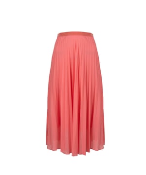 La falda plisada no solo es una elección de moda, sino también un símbolo de elegancia y libertad, lo que la hace perfecta tanto para el día a día como para ocasiones más formales.

El corte simple de esta falda la hace extremadamente versátil y fácil de combinar con diversos accesorios, y su diseño minimalista resalta su carácter moderno.

Con elástico en la cintura, que proporciona comodidad y un ajuste perfecto, la falda se convierte en la solución ideal para cualquier figura, asegurando confort durante todo el día.

Cerrada con cremallera lateral, lo que añade practicidad y elegancia, permitiendo un rápido y fácil proceso para ponerla y quitarla.

Con forro, que proporciona discreción y comodidad, la falda no solo se asienta hermosamente, sino que también protege contra transparencias, lo que la hace la opción perfecta para cualquier ocasión.

Hecha de una tela de alta calidad ligeramente transparente, la falda añade ligereza y delicadeza a cualquier atuendo, al mismo tiempo que garantiza durabilidad y un aspecto excepcional.

Producida en Italia, lo que garantiza la más alta calidad de fabricación y atención al detalle, la falda es un ejemplo perfecto del arte y elegancia italianos, que será apreciado por cualquier aficionada a la moda.