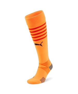 Die Puma TeamFinal Fußballsocken bieten Komfort, Halt und Strapazierfähigkeit bei intensiven Fußballspielen oder Trainingseinheiten. Diese leistungsstarken Socken sorgen dafür, dass Ihre Füße bequem und gut gestützt bleiben, während Sie sich auf Ihr Spiel konzentrieren. Hauptmerkmale: Bequemes und atmungsaktives Material: Diese Socken aus einem weichen, atmungsaktiven Materialmix halten Ihre Füße während des gesamten Spiels trocken und bequem, regulieren die Feuchtigkeit und beugen Überhitzung vor. Fußgewölbeunterstützung: Die Fußgewölbeunterstützung sorgt für zusätzliche Stabilität und eine bequeme und stützende Passform im Mittelfußbereich, wodurch die Fußermüdung bei intensiven Bewegungen reduziert wird. Kompressionspassform: Die Kompressionspassform an Knöchel und Wade verbessert die Durchblutung und reduziert das Verletzungsrisiko. Ideal für Profis und Amateure. Gepolsterte Polsterung: Die gepolsterte Polsterung im Fersen- und Zehenbereich bietet zusätzlichen Komfort und Schutz und reduziert Druck und Stöße bei plötzlichen Bewegungen oder Tacklings. Robustes Design: Mit verstärkten Nähten an wichtigen Stellen sind diese Socken so konstruiert, dass sie der Beanspruchung durch regelmäßige Fußballeinheiten standhalten und lange Haltbarkeit bieten. Puma Branding: Das ikonische Puma-Logo ist prominent platziert und unterstreicht Ihre Verbundenheit zu einer vertrauenswürdigen Marke, die für hochwertige Sportausrüstung bekannt ist. Vielseitig einsetzbar: Diese Socken eignen sich perfekt für Training, Spieltag oder Freizeit und bieten eine bequeme Passform, die jedes Fußball-Outfit ergänzt. Die Puma TeamFinal Herren-Fußballsocken sind ein Muss für jeden ambitionierten Fußballspieler und bieten die perfekte Kombination aus Komfort, Strapazierfähigkeit und Leistung. Ob beim Training, Spiel oder in der Regeneration – diese Socken sorgen dafür, dass sich Ihre Füße während des gesamten Spiels frisch und geschützt anfühlen.