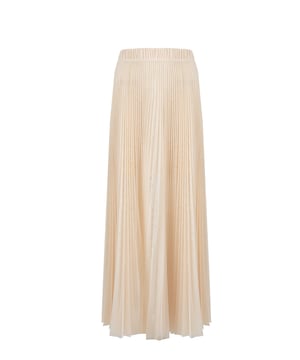 La falda de tul plisada es la esencia del encanto y la elegancia femenina, perfecta tanto para el día a día como para ocasiones especiales, gracias a su ligereza y aireidad añade un toque sutil de gracia a cada conjunto.

El corte simple de la falda asegura versatilidad y facilidad para adaptarse a diferentes figuras, lo que la convierte en una prenda de vestir que se puede combinar fácilmente con diversos tops y zapatos, creando conjuntos únicos.

Con una cintura elástica que no solo proporciona comodidad durante todo el día, sino que también destaca perfectamente la cintura, añadiendo armonía y proporción a la figura, lo que hace que esta falda no solo sea estilosa, sino también práctica.

Con una enagua corta que añade comodidad y confianza, eliminando la transparencia, lo que es especialmente importante con tejidos delicados como el tul, mientras que al mismo tiempo permite la libertad de movimiento.

Hecha de tela de alta calidad, que no solo es agradable al tacto, sino también duradera y resistente a las arrugas, lo que hace que la falda mantenga su aspecto impecable por mucho tiempo, incluso con uso frecuente.