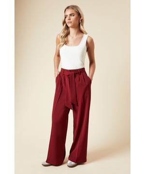 Chic paperbag waist design with removable belt
        Flattering wide-leg silhouette
        Convenient side pockets
        High-rise fit for a lengthening effect
        Versatile woven fabric for all-day comfort
    
    Embrace effortless style with these petite paperbag wide-leg trousers from Dorothy Perkins. Perfect for the fashion-forward woman who values both comfort and trend-setting looks, these trousers offer a versatile addition to your wardrobe. The high-rise paperbag waist, accentuated by a removable belt, creates a flattering silhouette that's ideal for various body types. Style these trousers with a crisp white t-shirt and trainers for a casual brunch with friends, or dress them up with a fitted blouse and block heels for a baby shower. The wide-leg cut provides a breezy, relaxed feel, making them suitable for family gatherings or casual office days. With their adaptable design, these trousers will quickly become a go-to piece for the modern woman who loves to look polished without compromising on comfort.