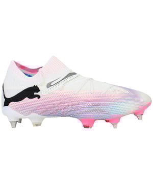 Die weißen Puma Future 7 Ultimate MXSG Herren-Fußballschuhe wurden für Spieler entwickelt, die Geschwindigkeit, Agilität und Präzision verlangen. Mit ihrem eleganten weißen Design vereinen diese Schuhe modernste Technologie, leichte Konstruktion und hervorragenden Grip für optimale Leistung auf dem Spielfeld. Diese Schuhe wurden speziell für gemischte Oberflächen (MXSG) entwickelt und eignen sich perfekt für Spieler, die sowohl auf hartem Boden (FG) als auch auf künstlichem Boden (AG) Traktion und Stabilität benötigen. Hauptmerkmale: Future 7-Technologie: Die Future 7-Technologie verfügt über ein dynamisches Schnürsystem, das sich an die Form Ihres Fußes anpasst und eine personalisierte, sichere Passform für bessere Kontrolle und Stabilität bei Hochgeschwindigkeitsmanövern bietet. SpeedSkin-Obermaterial: Das SpeedSkin-Obermaterial besteht aus hochwertigen synthetischen Materialien und bietet ein weiches Tragegefühl und verbesserte Ballkontrolle bei gleichzeitiger Haltbarkeit für lang anhaltende Leistung. MXSG-Außensohle: Die MXSG-Außensohle (Mixed Surface Ground) ist sowohl für harten Boden (FG) als auch für künstlichen Boden (AG) konzipiert und verfügt über strategisch platzierte Stollen, die hervorragende Traktion und Stabilität bei unterschiedlichen Feldbedingungen bieten. Leichtgewicht & Agil: Diese Schuhe zeichnen sich durch ein leichtes Design aus, das Geschwindigkeit und Agilität verbessert und schnelle Bewegungen und Beschleunigung ohne zusätzliches Gewicht ermöglicht. Puma Grip & Traction: Die strategisch platzierten Stollen bieten hervorragenden Grip und sorgen für maximale Traktion bei explosiven Sprints, scharfen Wendungen und präziser Ballkontrolle. Puma Branding: Das Puma-Logo ist prominent auf den Schuhen platziert und spiegelt das Engagement der Marke für Innovation, Leistung und Qualität wider. Stilvolles Weiß: Das elegante weiße Design mit dezenten Akzenten sorgt für einen modernen, klaren Look und lässt Sie auf dem Spielfeld mit Stil und Selbstvertrauen hervorstechen. Die weißen Puma Future 7 Ultimate MXSG Herren-Fußballschuhe sind für Spieler konzipiert, die eine Kombination aus Geschwindigkeit, Kontrolle und Haltbarkeit suchen. Ob schnelle Sprints, Richtungswechsel oder Ballkontrolle – diese Schuhe bieten Ihnen die Leistung und den Stil, die Sie brauchen, um auf dem Spielfeld zu glänzen.
