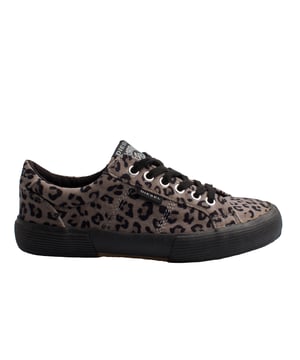 Diese Damen-Sneaker von Diesel zeichnen sich durch ihren mutigen und modernen Stil aus, mit einem dunklen Tierprint, der einen einzigartigen und auffälligen Touch verleiht. Ihr flaches Design und die dicke Sohle machen sie perfekt für einen lässigen Look mit Persönlichkeit.

 Eigenschaften:

 - Urbanes und vielseitiges Design.
 - Animalischer Aufdruck.
 - Strapazierfähige Konstruktion aus Wildleder.
 - Gummisohle mit rutschfester Textur, die Traktion und Haltbarkeit bietet.
 - Einfach zu kombinieren, perfekt für legere, urbane oder alternative Outfits.

 Diese Damen-Sneaker sind die ideale Wahl für alle, die Komfort und Stil im gleichen Design suchen. Wagen Sie es, mit Diesel aufzufallen!

 Diesel ist eine Marke, die für ihre Innovation und Qualität bekannt ist. Sie verbindet urbane Trends mit exklusiven Details, um ein einzigartiges Schuhwerk anzubieten. Jedes Paar Damen-Sneaker spiegelt einen kühnen und modernen Geist wider und wurde für Frauen entworfen, die mit Selbstbewusstsein Trends setzen.
 Beschaffenheit: Außenseite: Synthetik; Innen: Textil; Sohle: Gummi; Innensohle: Textil
 Pflege:
Trocken reinigen.
 Überschüssiges Wasser vermeiden.
 Lufttrocknung.