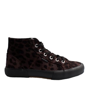 High-Top-Sneaker Diesel - Kühnes und urbanes Design.

 Die High-Top-Sneaker von Diesel für Damen kombinieren ein gewagtes Design mit einem raffinierten Touch, perfekt für alle, die mit modernen und vielseitigen Schuhen auffallen wollen.

 Eigenschaften:

 - Urbanes und modernes Design.
 - Wildleder-Finish, bietet Textur und einen einzigartigen Stil.
 - Hoher Schaft mit Schnürung, der für mehr Halt und Stabilität sorgt.
 - Gummisohle mit rutschfester Textur, die Traktion und Haltbarkeit bietet.
 - Einfach zu kombinieren, perfekt für legere, urbane oder alternative Outfits.

 Diese High-Top-Sneaker für Damen sind die ideale Wahl für alle, die Komfort und Stil in einem Design suchen. Wagen Sie es, mit Diesel aufzufallen!

 Diesel ist eine Marke, die für ihre Innovation und Qualität bekannt ist. Sie verbindet urbane Trends mit exklusiven Details, um ein einzigartiges Schuhwerk zu kreieren. Jedes Paar High-Top-Sneaker für Damen spiegelt einen kühnen und modernen Geist wider und wurde für Frauen entworfen, die mit Selbstbewusstsein Trends setzen.
 Beschaffenheit: Außenseite: Synthetik; Innen: Textil; Sohle: Gummi; Innensohle: Textil
 Pflege:
Trocken reinigen.
 Überschüssiges Wasser vermeiden.
 Lufttrocknung.