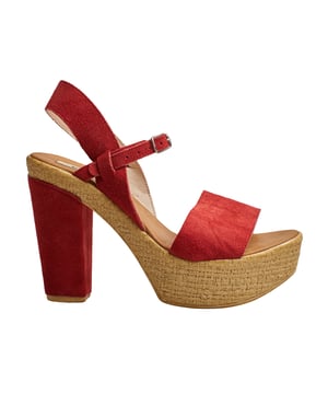 Diesel-Sandalen mit Absatz: Stil und Komfort bei jedem Schritt. Entworfen für alle, die anspruchsvolles Schuhwerk mit einem rustikalen und modernen Touch suchen. Die Kombination aus Materialien und elegantem Design macht sie zur perfekten Wahl für jeden Anlass.

 Eigenschaften:

 - Elegantes und vielseitiges Design.
 - Oberfläche aus Wildleder, die für Weichheit und einen raffinierten Stil sorgt.
 - Plateau mit Flechteffekt, das einen natürlichen und unverwechselbaren Touch verleiht.
 - Dicker und stabiler Absatz.
 - Verstellbarer Riemen mit Schnalle.
 - Markenlogo auf der Innensohle.
 - Gepolsterte Innensohle.
 - Absatzhöhe: 11 cm.
 - Höhe des Plateaus: 3,5 cm.

 Diese hochhackigen Damen-Sandalen sind die ideale Wahl für alle, die bequemes Schuhwerk suchen, ohne auf Höhe und Stil zu verzichten. Sie lassen sich perfekt mit Kleidern, Röcken oder Jeans kombinieren und verleihen jedem Outfit einen raffinierten Touch.

 Diesel ist eine Marke, die für ihre Innovation und Qualität bekannt ist und urbane Trends mit exklusiven Details zu einem einzigartigen Schuhwerk verbindet. Jedes Paar Damensandalen spiegelt einen kühnen und modernen Geist wider, entworfen für Frauen, die mit Selbstvertrauen Trends setzen.
 Zusammenstellung: Außenseite: Leder, Synthetik; Innen: Leder; Sohle: Gummi; Innensohle: Leder
 Pflege:
Trockenbürste mit weichen Borsten, um Staub und Schmutz zu entfernen.
 Vermeiden Sie Wasser und Feuchtigkeit.
 Reinigen Sie die Sohle mit einem feuchten Tuch.
 Nicht direkter Hitze oder scheuernden Oberflächen aussetzen.