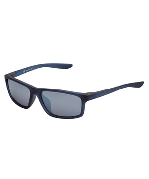 Nike CHRONICLE MI Sonnenbrille für Männer.

Form und Design:
- Diese Nike Sonnenbrille hat ein rechteckiges Design.
- Ihre leichte Struktur sorgt für eine bequeme und sichere Passform.

Gestellmaterial:
- Das Gestell dieser Sonnenbrille ist aus ABS, einem spritzgepressten Kunststoffmaterial.
- Dies macht die Brille langlebig und angenehm zu tragen.

Bügel:
- Die Bügel sind ebenfalls aus ABS und passen zum Gestellmaterial.

Markendetails:
- Nike-Logo-Gravur auf den Bügeln.
- Enthält Etui und Echtheitszertifikate.
- Diese Designelemente helfen, das Modell klar als Teil der Nike Eyewear Kollektion zu identifizieren.

Gläser:
- Die Gläser sind von hoher Qualität.
- 100% UVB 400 Schutz.

Die Farbe der Linsen der Nike Sonnenbrille kann aufgrund von Lichteffekten oder Anpassungen des Materialfinishs leicht von den Bildern abweichen, sie behalten jedoch immer ihren Stil und ihre Qualität!
Maße: Linsenbreite: 59 mm, Steg: 16 mm, Bügel: 135 mm
Zusammensetzung: Spritzgepresstes Nylon
Pflege:
Reinigen Sie die Brille mit Seife und Wasser (neutral).
Verwenden Sie keine schmutzigen oder abrasiven Tücher, die die Eigenschaften der Filter beeinträchtigen könnten.
Verwenden Sie ausschließlich originale Zubehörteile und Ersatzteile.