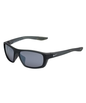 Gafas de sol deportivas Nike BOOST MI rectangulares para hombres y mujeres.

Forma y diseño:
- Estas gafas de sol Nike presentan un diseño rectangular envolvente.
- Su estructura aerodinámica y ergonómica ofrece un ajuste cómodo y seguro.

Material del armazón:
- El armazón de estas gafas está hecho de ABS, un material plástico inyectado.
- Esto hace que las gafas sean duraderas y cómodas de usar.

Patillas:
- Las patillas también están hechas de ABS, haciendo juego con el material del armazón.

Detalles de la marca:
- Grabado del logo de Nike en las patillas.
- Incluye estuche y certificados de autenticidad.
- Estos elementos de diseño ayudan a identificar claramente el modelo como parte de la colección de gafas de sol de Nike.

Lentes:
- Lentes de alta calidad.
- Protección 100% UVB 400.

El color de las lentes de las gafas de sol Nike puede variar ligeramente de las imágenes debido a efectos de iluminación o ajustes en el acabado del material, pero siempre mantendrán su estilo y calidad.
Medidas: Ancho de la lente: 60 mm, Puente: 16 mm, Patillas: 130 mm.
Composición: Nylon inyectado.
Cuidado:
Limpie las gafas con jabón y agua (neutro).
No utilice paños sucios o abrasivos que puedan alterar las características de los filtros.
Utilice solo accesorios y piezas de repuesto originales.