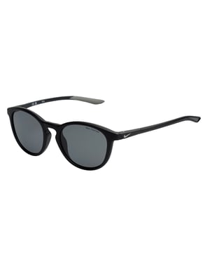 Gafas de sol Nike EVOLUTION P Polarizadas para hombres y mujeres.

 Forma y diseño:
 - Estas gafas de sol Nike tienen una forma redonda con bordes suavemente curvados.
 - La silueta redonda le da a las gafas un aspecto moderno y versátil.

 Material del marco:
 - El marco de estas gafas está hecho de ABS, un material plástico inyectado.
 - Esto hace que las gafas sean duraderas y cómodas de llevar.

 Patillas:
 - Las patillas también están hechas de ABS, coincidiendo con el material del marco.

 Detalles de la marca:
 - Grabado del logo de Nike en las patillas.
 - Incluye estuche y certificados de autenticidad.
 - Estos elementos de diseño ayudan a identificar claramente el modelo como parte de la colección de gafas de sol de Nike.

 Gafas:
 - Polarizadas.
 - Protección 100% UVB 400.

 El color de las lentes de las gafas de sol Nike puede variar ligeramente de las imágenes debido a efectos de iluminación o ajustes en el acabado del material, ¡pero siempre mantendrán su estilo y calidad!
 Medidas: Ancho de la lente: 51 mm, Puente: 19 mm, Patillas: 140 mm
 Composición: Nylon inyectado
 Cuidado:
Limpia las gafas con agua y jabón (neutro).
 No utilices paños sucios o abrasivos que puedan alterar las características de los filtros.
 Usa solo accesorios y piezas de repuesto originales.