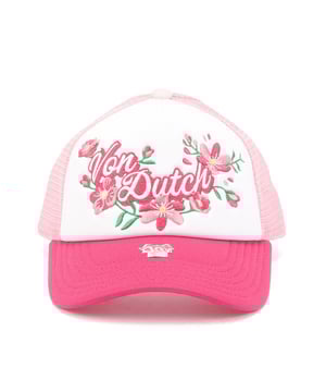 Ikone Trucker Cap mit einer Baumwoll-Twill-Krone und Schirm. Das Polyester-Mesh auf der Rückseite sorgt für Atmungsaktivität, während der leicht gebogene Schirm eine besondere Note verleiht. Mit dem bestickten floralen Heritage-Logo prominent auf der Vorderseite.