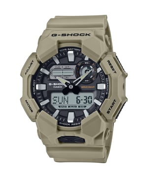 Diese Casio G-Shock Analoguhr mit Digitalanzeige für Herren ist das perfekte Zeitmesser, um sie zu tragen oder zu verschenken. Das grüne, runde Gehäuse mit einem Durchmesser von 50 mm, kombiniert mit dem komfortablen grünen Kunststoffarmband, garantiert, dass Sie dieses beeindruckende Zeitmesser ohne Kompromisse genießen können. Angetrieben von einem hochwertigen Quarzwerk und bis zu 20 Bar wasserdicht, wird Ihre Uhr zuverlässig ticken. Genießen Sie ein Leben mit weniger Batteriewechseln dank des großen G-SHOCK-Gehäuses mit einer 10-Jahres-Batterie, um die Sie sich lange Zeit keine Sorgen machen müssen. Diese Analoguhr mit Digitalanzeige verfügt über eine Kalenderfunktion: Tag-Datum, sowie Stoppuhr, Countdown, Weltzeit, Alarm und Licht. Hochwertiges Kunststoffarmband mit einer Länge von 21 cm und einer Breite von 25 mm mit einer Schließe. Gehäusedurchmesser: 50 mm, Geäusedicke: 15 mm, Gehäusefarbe: Grün und Ziffernblattfarbe: Schwarz.