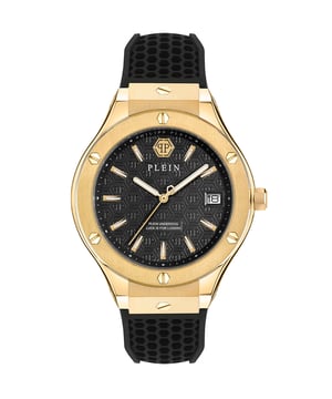 Diese Philipp Plein Plein Underdog Analoguhr für Männer ist das perfekte Zeitmessgerät zum Tragen oder Verschenken. Das goldene 44 mm runde Gehäuse kombiniert mit dem bequemen schwarzen Silikonarmband sorgt dafür, dass Sie dieses atemberaubende Zeitmessgerät ohne Kompromisse genießen können. Angetrieben von einem hochwertigen Quarzwerk und bis zu 5 bar wasserdicht, wird Ihre Uhr weiter ticken. Der Plein Underdog ist ein neues Design, das dem Philipp Plein Universum einen Schub an Kraft und Männlichkeit verleiht. Diese Analoguhr verfügt über eine Kalenderfunktion: Datum sowie lumineszierende Zeiger und lumineszierende Zahlen. Hochwertiges schwarzes Silikonarmband mit einer Länge von 21 cm und einer Breite von 17 mm mit einer Dornschließe. Gehäusedurchmesser: 44 mm, Gehäusestärke: 10,45 mm, Gehäusefarbe: Gold und Zifferblattfarbe: Schwarz.