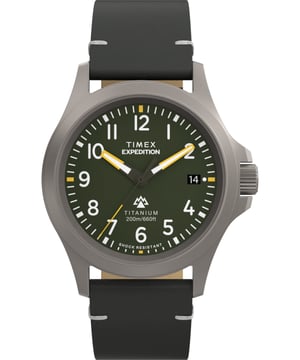 Deze Timex Expedition North Field Post Analoge Horloge voor Mannen is het perfecte uurwerk om te dragen of cadeau te doen. De grijze 38 mm ronde kast in combinatie met de comfortabele zwarte leren horlogeband zorgt ervoor dat je van dit prachtige uurwerk kunt genieten zonder compromissen. Aangedreven door een hoogwaardig kwartsuurwerk en waterdicht tot 20 bar, blijft je horloge tikken. De Expedition Titanium is klaar om de afstand te overbruggen en staat in het teken van de Timex-erfenis die je volledig voorbereidt op de avonturen die voor je liggen, terwijl het de soort traditie belichaamt die je iedere dag kunt dragen. Dit analoge horloge heeft een kalenderfunctie: datum, evenals luminescente wijzers en een geschroefde kroon. Hoogwaardige band van 21 cm lang en 19 mm breed, een zwarte leren band met een sluiting. Kastdiameter: 38 mm, kastdikte: 12,5 mm, kastkleur: grijs en wijzerplaatkleur: groen.