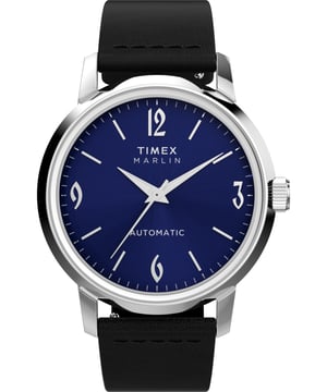 Diese Timex Marlin Analog-Uhr für Herren ist das perfekte Zeitmessgerät zum Tragen oder Verschenken. Das silberne 40 mm runde Gehäuse kombiniert mit dem bequemen schwarzen Lederarmband sorgt dafür, dass Sie dieses atemberaubende Zeitmesser ohne Kompromisse genießen können. Angetrieben von einem hochwertigen Automatikwerk und wasserdicht bis 5 Bar, wird Ihre Uhr weiter ticken. Dieses frische Update unserer Marlin Automatik verfügt über das ikonische Zifferblatt- und Handdesign eines unserer meistverkauften Marlin-Uhren aus den 60er Jahren. Diese Analog-Uhr hat die Funktion: Leuchtzeiger. Hochwertiges schwarzes Lederarmband mit einer Länge von 21 cm und einer Breite von 19 mm sowie einer Schnalle. Gehäusedurchmesser: 40 mm, Gehäusestärke: 13 mm, Gehäusefarbe: Silber und Ziffernblattfarbe: Blau.
