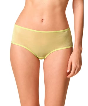 Gossard Glossies Short. With minimal VPL, waist elastic and cotton lining. The product is machine washable.