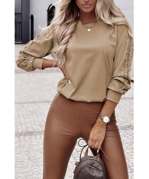Top de Cuello Redondo de Encaje Beige Francés Claro con Apliques de Crochet  
  El intrincado diseño de encaje de crochet añade un toque de elegancia  
  Los detalles apliques crean un look único y llamativo  
  El diseño de cuello redondo ofrece un estilo clásico y versátil  
  El color sólido realza la sofisticación general de la blusa  
  Perfecto para ocasiones tanto casuales como formales  
  Disponible en tallas S a XL  
  Baja elasticidad  
  Viene con una tabla de tallas para un ajuste perfecto  
Material: 100% Poliéster