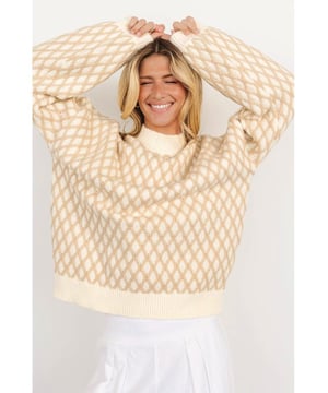 Diamantstrickpullover für einen anspruchsvollen Look  
Lockere Passform für eine entspannte und bequeme Silhouette  
Lange Ärmel für Wärme und stilistische Vielseitigkeit  
Modischer Überschulterdesign für eine moderne und schicke Ausstrahlung  
Prägnante Muster und Texturen  
Hohe Elastizität für einen bequemen Sitz  
Material: 42% Acryl, 30% Polyester, 28% Polyamid