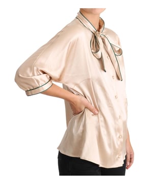 Merk: Dolce & Gabbana
  Conditie: Nieuw met tags
  Stijl: Blouse met ronde hals
  Mouwlengte: 3/4 mouwen
  Kleur: Beige
  Sluiting: Knoopsluiting
  Zak: Een voorvak
  Details: Logo details
  Herkomst: Gemaakt in Italie
  Materiaal: 96% zijde 4% elastaa