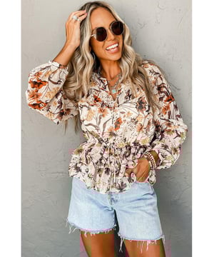 Top peplum abotonado floral en color pergamino  
Presenta un hermoso diseño floral sobre una base de color pergamino  
Frente de abotonado  
Corte peplum favorecedor  
Fabricado con materiales de alta calidad para comodidad y durabilidad  
Top versátil que se puede vestir de manera formal o informal  
Apto para cualquier ocasión  
Diseño elegante y sofisticado  
Unisex