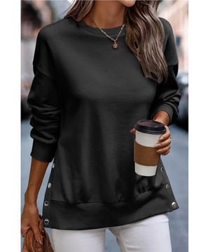 Muss haben schwarzes Sweatshirt  
Hergestellt aus feinem, dickem Textilmaterial  
Druckknöpfe und seitliche Schlitze verleihen dem angesagten und auffälligen Design das gewisse Etwas  
Klassisches Sweatshirt mit rundem Ausschnitt  
Lässt sich mühelos mit jedem Outfit kombinieren  
Erhältlich in den Größen S bis 2XL  
Material: 50% Polyester, 50% Baumwolle
