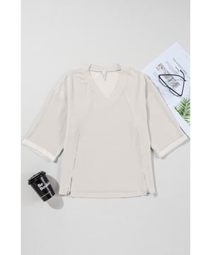 White solid color corded fabric
  V
  neck design
  Drop shoulder
  3/4 sleeves with folded cuffs
  Relaxed fit
  Versatile solid color for easy mixing and matching
Material: 75% Polyester 20% Viscose 5% Elastane