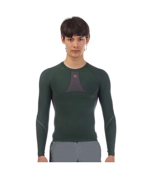 Heren Skins Series-3 Long Sleeve Top in groen.- Ronde hals.- Lange mouwen.- Mesh panelen op borst en rug.- Gouden reflecterende logo's en stiknaden.- Wicking en temperatuurregulatie.- 76% Nylon 24% Elastane.- Ref: SF00500050561
