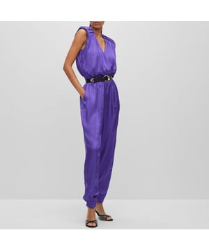 Jumpsuit met gewikkeld voorpand met v-hals- schoudervullingen- elastiek in taille en onderbenen- zijzakken- van een verantwoord geverfde viscose stof