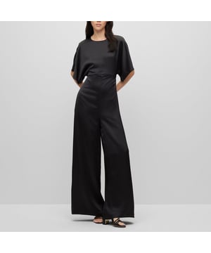 Dames BOSS Dasimera Jumpsuit in zwart.- Ronde hals.- Verborgen ritssluiting aan de achterkant.- Korte mouwen.- Ingezette zakken.- Wijde pijpen.- 100% Gerecycled polyester.  Voering zakken: 100% viscose.  Machinewasbaar.- Ref: 50489255-001