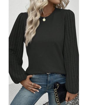 Top negro unisex  
  Ribete de contraste  
  Mangas obispo  
  Diseño versátil  
  Adición lujosa a cualquier guardarropa  
Material: 95% poliéster 5% elastano