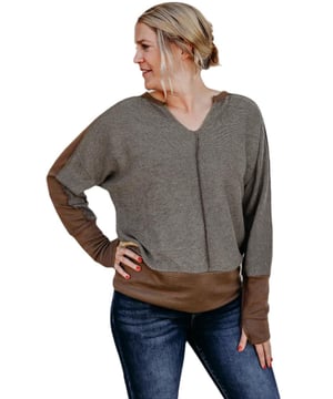 Top de punto patchwork chic con un ajuste acogedor. Mangas con agujeros para los pulgares que añaden estilo. Silueta en tonos neutros para un look sofisticado. Diseño de costura expuesta a la moda. Apto para todas las estaciones. Disponible en múltiples tallas para hombres y mujeres.  
Material: 65% Poliéster, 30% Algodón, 5% Elastano.