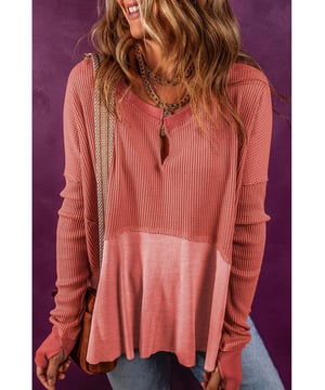 Top de punto waffle con cuello partido y costuras expuestas en color rojo mineral  
Ajuste relajado con un diseño de cuello partido único  
Textura clásica de punto waffle  
Detalles de costura expuesta para un acento a la moda  
Materiales de alta calidad para comodidad y durabilidad  
Adecuado tanto para hombres como para mujeres  
Una pieza versátil para diversas ocasiones  
