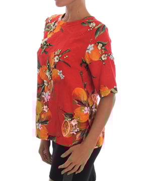 Marca: Dolce & Gabbana  
Estilo: Blusa de crepé con estampado de flores adornada con cristales  
Colección: Estampado Sicilia en naranja  
Color: Multicolor rojo  
Manga: Manga 3/4  
Cierre: Cierre de dos botones en la parte posterior  
Material: 60% algodón, 15% cristal, 15% seda, 5% viscosa, 5% cuero de cordero  
Hecho en Italia  
Detalles del logo