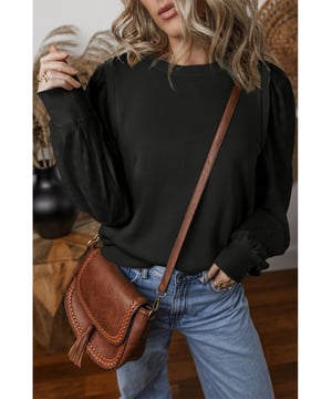 Mangas bordadas con ojetes para un toque elegante  
Diseño de patchwork único para un look a la moda  
Cuello redondo para un estilo clásico y versátil  
Detalles texturizados para un atractivo moderno y estiloso  
Disponible en tallas S  
2XL con alta elasticidad media  
Material: 65% Poliéster 35% Algodón