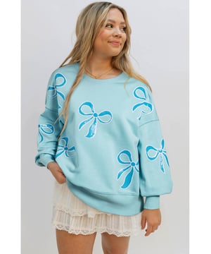 Sudadera de cuello redondo  
  Impresionante detalle de lazo con lentejuelas  
  Diseño moderno con hombros caídos  
  Silueta relajada y elegante  
  Corte oversize para una vibra acogedora pero a la moda  
  Combina bien con diversas prendas inferiores y accesorios  
Material: 65% Poliéster 35% Algodón