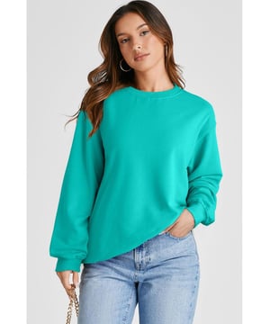 Sudadera básica con un diseño simple pero a la moda  
Diseño de hombros caídos para un look estiloso sin esfuerzo  
Cuello redondo acogedor y ajuste holgado para la máxima comodidad  
Estilo de pullover versátil adecuado para cualquier ocasión  
Ajuste moderno y relajado para usar todo el día  
Material: 50% Poliéster 50% Algodón